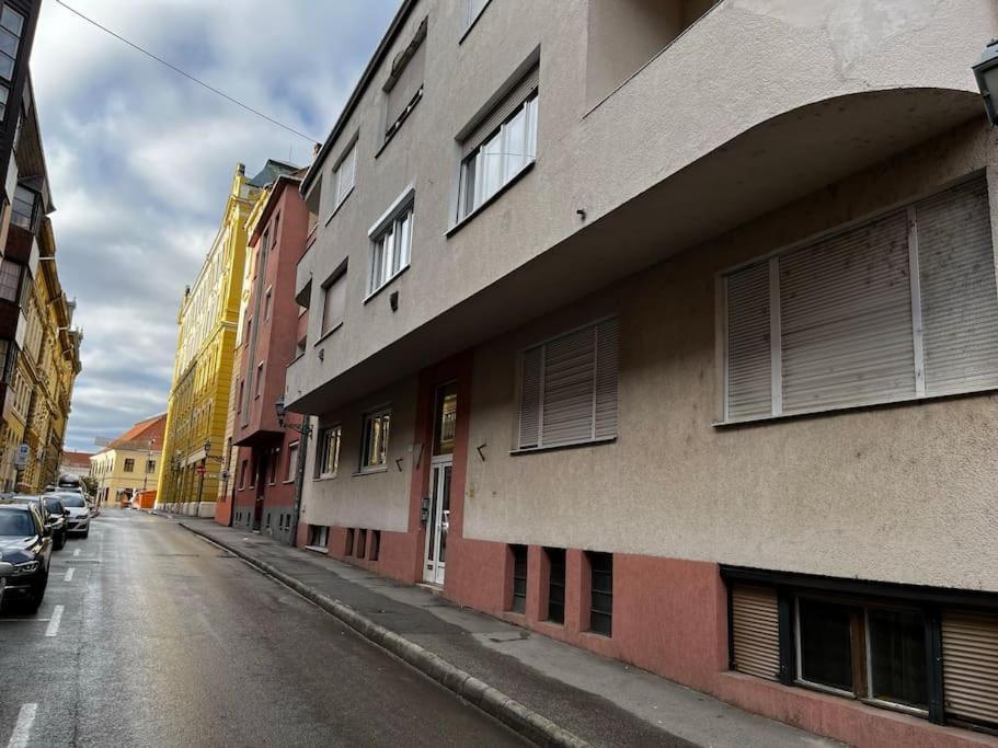 Downtown Studio Apartman Pécs Eksteriør bilde